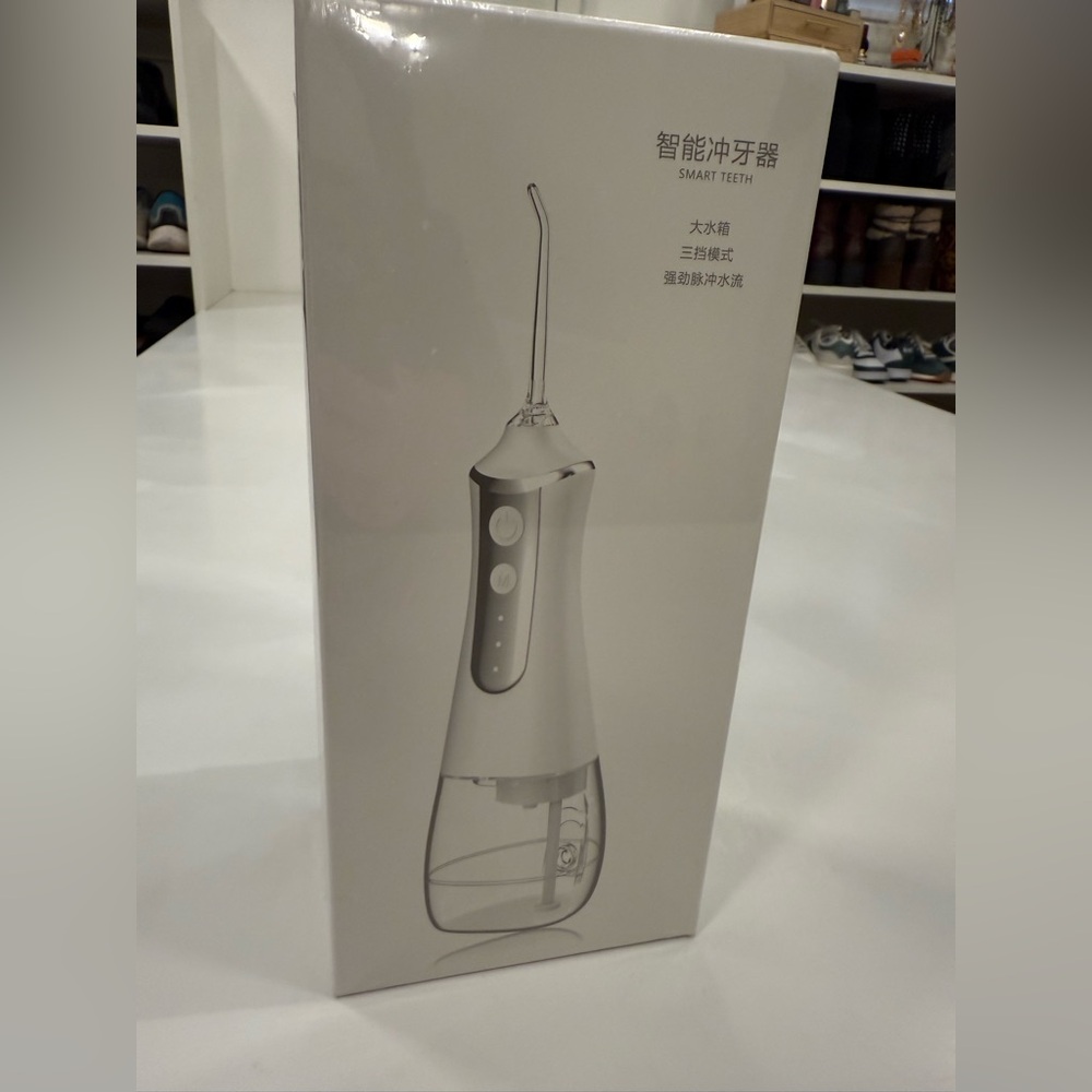 BRAND NEW IN ORIGINAL PACKAGE-White Smart Teeth Water Flosser
